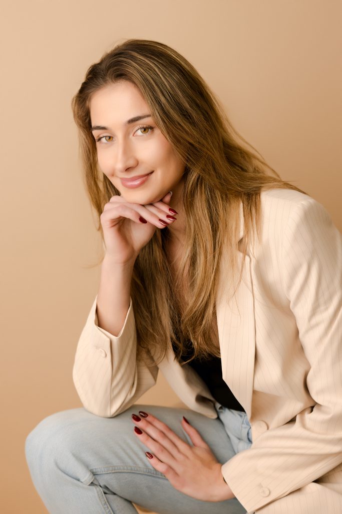 Foto de perfil de Nadja con fondo beige