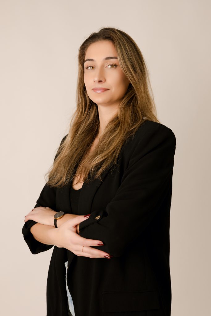 Retrato profesional de agente inmobiliaria Nadja