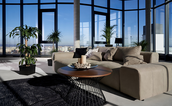 Interior con ventanales grandes en residencia contemporánea