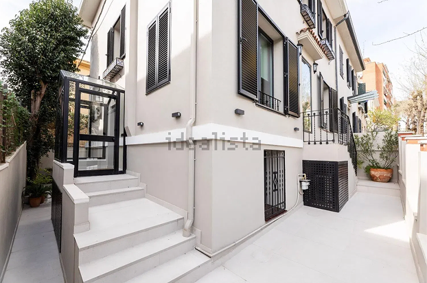 Entrada de edificio residencial con escaleras modernas